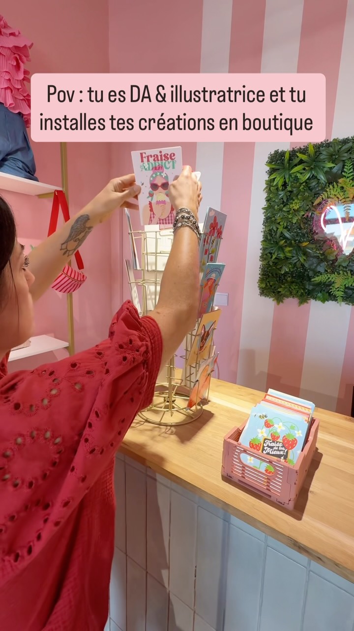 Du dessin… à la boutique ! ✨

POV : tu es directrice artistique & illustratrice, et tu vois tes créations prendre vie sur un tourniquet à cartes postales. 💌

Après des heures à imaginer, dessiner et peaufiner mes illustrations, quel plaisir de les retrouver imprimées et prêtes à décorer, offrir ou envoyer un peu de bonheur ✨

Un petit bout de mon univers coloré s’installe en boutique. 🌈

Et vous, vous êtes plutôt du genre à envoyer des cartes postales ou à les utiliser en déco ? 💛

#IllustrationDigitale #DirectriceArtistique #CartesPostales #CoulissesDeCreation #Illustratrice