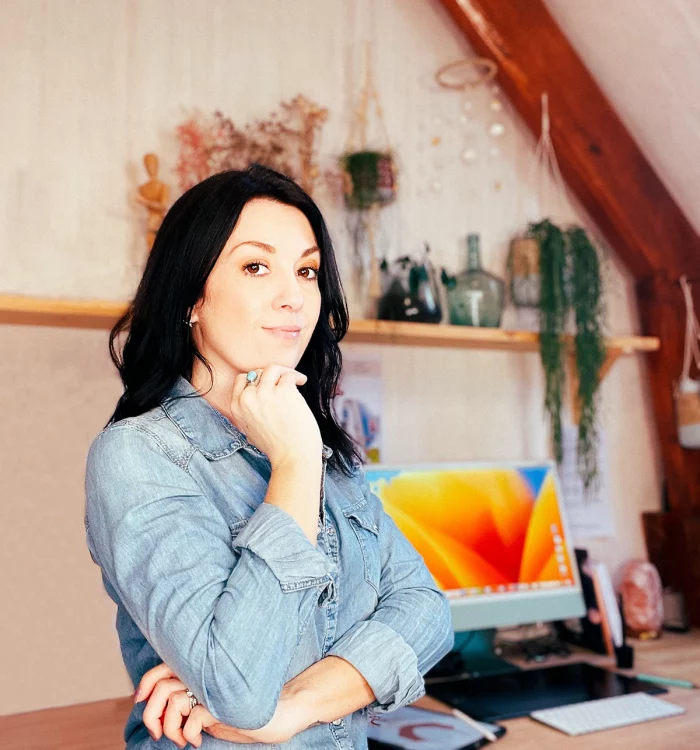Portrait photo de Sandrine Lafleur devant son bureau